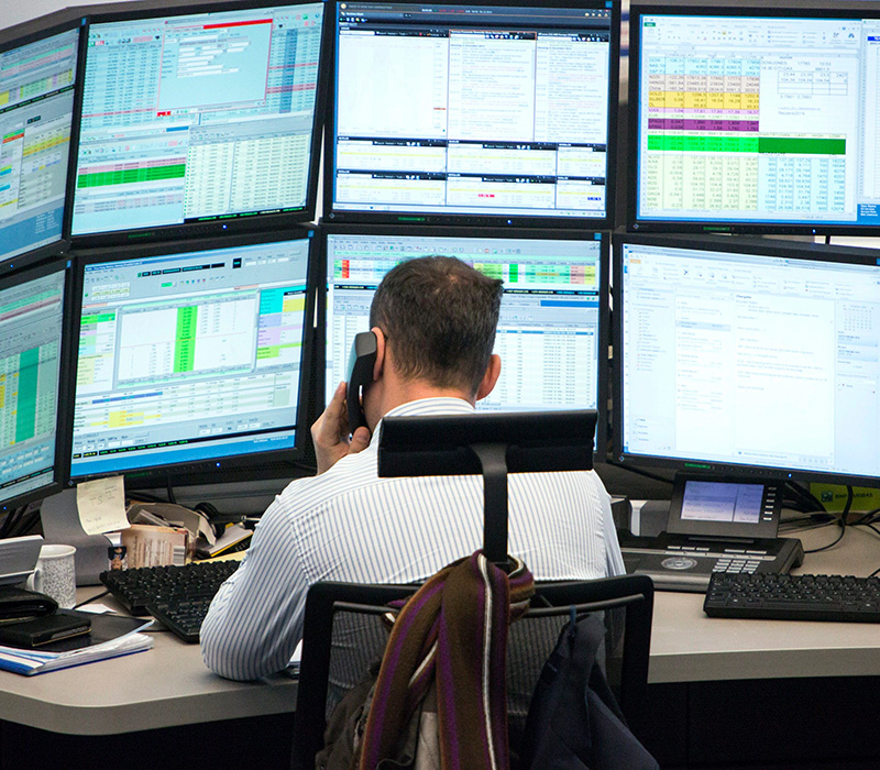 Trading Desk Monitors 800x700